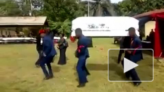 Видео: в Гане во время плясок на похоронах уронили покойника