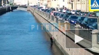 На набережной канала Грибоедова парень помог девушке достать костыль из воды