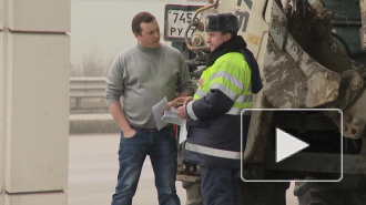 В Петербурге пьяный водитель, опасаясь лишения прав, прищемил руку полицейскому