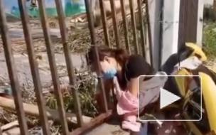 Женщина упала со скутера и застряла головой в заборе