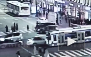 На видео попало ДТП на Невском проспекте, в котором пострадала женщина