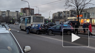 Две легковушки врезались в маршрутку в Купчино 