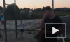 Видео: в Брянске подросток напал на женщину