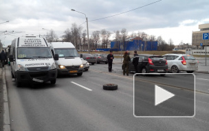 В Стрельне на полном ходу у маршрутки отвалились два колеса, движение было парализовано