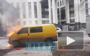 Видео: возле национальной библиотеки загорелась машина 