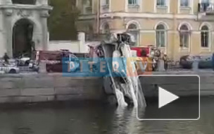 Автокран взбодрился в водах Фонтанки ранним утром