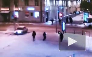 На площади Ленина автомобиль зацепился за рельсы и вылетел на тротуар