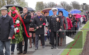 Петербуржцы вспоминают героев войны торжественными возложениями цветов
