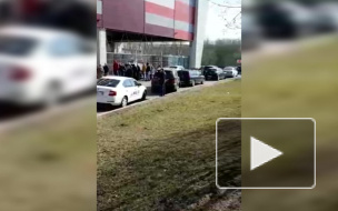 Петербуржцы выстроились в очередь у "Максидома" на улице Передовиков