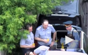 Полицейские Орла, пьянствующие во дворе жилого дома, попали на видео