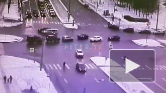 Видео: момент столкновения двух иномарок на перекрестке Луначарского и Светлановского