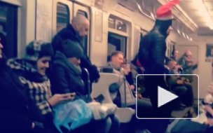 Человек-паук в новогодней шапке удивил петербуржцев в метро 