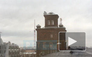 Видео: петербургский "мини-ураган" сносит кровлю крыш 