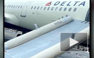 CNN: в Нью-Йорке пассажиры открыли дверь самолета и выпрыгнули из него на ходу