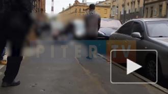 На Конной улице на школьницу упала металлическая конструкция