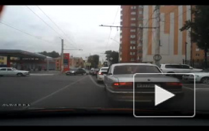 В Воронеже байкер чудом избежал аварии, перелетев через руль собственного мотоцикла
