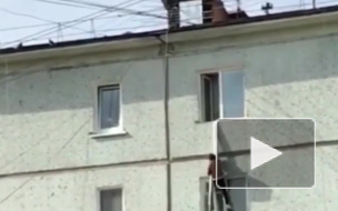 Жуткое видео падения с высоты: В Благовещенске женщина спускалась по простыням и упала