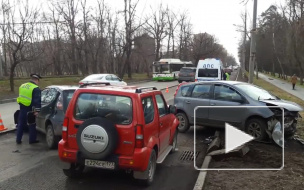 Видео из Москвы: дорогу не поделили три авто