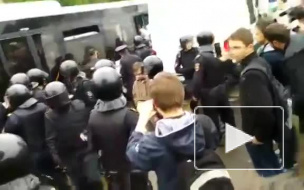 Видео: Участники митинга на Марсовом поле залезали на столбы и сидели в переполненных автозаках