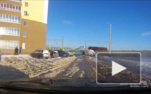 Не смотрит в зеркала.