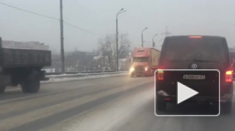 Очевидец: В Петербурге мужчина избил девушку, запихнул в авто и увез