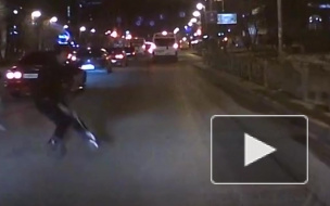 Ужасающее видео из Тюмени: легковушка переехала двух школьников 