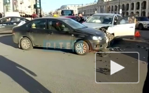 Видео: на пересечении Невского и Михайловской столкнулись три машины 
