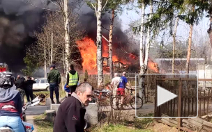 Видео: в Лисьем носу полыхали две жилых постройки и гараж