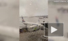 В сети появилось видео, где торнадо в Турции перевернуло автобус с туристами и поломало самолет 