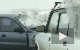 Видео: в Челябинске трассу не поделили микроавтобус и две легковушки