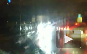 Проезд в Мурино затопило водой из-за дождя, сменившегося снегопадом