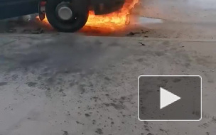 Видео: в Московском районе горит грузовой фургон
