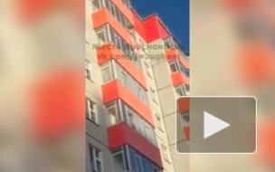 Видео из Красноярска: Неадекватный мужчина в трусах лазал по балконам на 8 этаже, затем упал и разбился