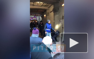 Видео: в Апраксином переулке несколько нарядов полиции пытались угомонить буйных горожан 