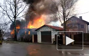 Видео: в Ленобласти вспыхнул дом 90-летней бабушки