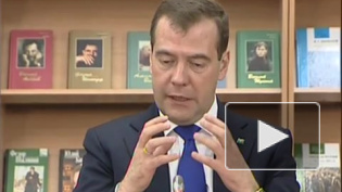 Медведев предложил Дворковичу купить пирожки в школьном буфете