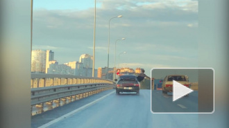 Видео: на Приморском шоссе петербуржцы из машины на полном ходу открыли двери другого авто