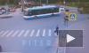 Видео: грузовик столкнулся с легковушкой на Бассейной улице