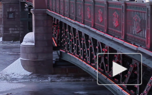 Внезапно раскрасневшийся Дворцовый мост обескуражил жителей Петербурга