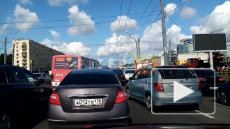 Видео: у метро "Улица Дыбенко" образовалась километровая пробка из-за ДТП