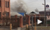 В Красноярске горел жилой дом с газовыми баллонами внутри‍