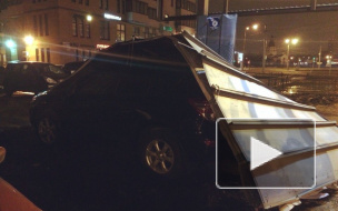 В Купчино рекламная конструкция раздавила автомобили
