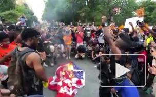 Возле Белого дома сожгли флаг США после речи Трампа