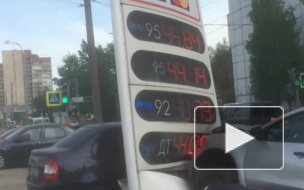 Петербуржец "подкорректировал" цены на бензин бампером своей иномарки