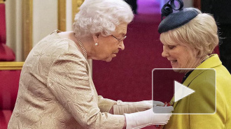 Королева Елизавета II впервые за 10 лет вручила награды в перчатках