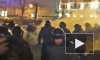 На Пушкинской площади задерживают людей с белыми ленточками
