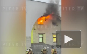 Видео: горит здание, в котором расположена станция метро "Старая Деревня"