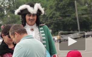 В День рождения Петра I его двойники кидаются на петербуржцев 