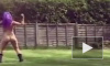 Видео: британская модель на радостях устроила голые танцы в саду