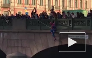 "Человек-паук" повис на Аничковом мосту в Петербурге